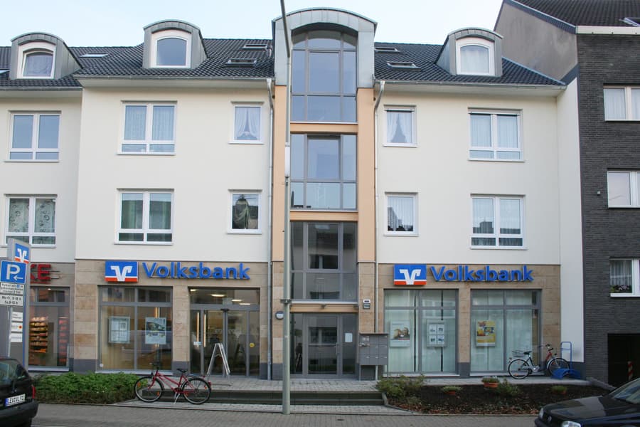Wohnhaus mit Ladenlokalen