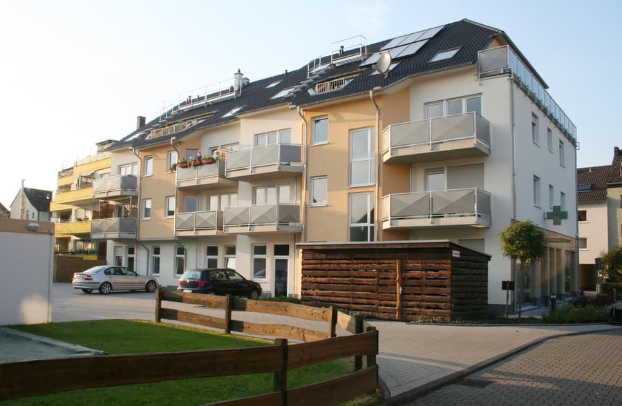 Wohnhaus mit Ladenlokalen